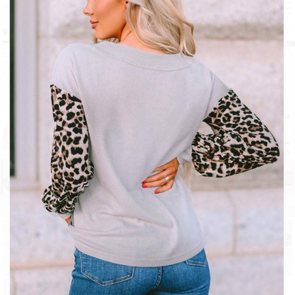 🆕NEW!🛍️Leopard Print Soft Waffle Knit Top🐾 - Picture 3 of 4